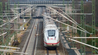 Seit dem Ende der Bauarbeiten auf der Riedbahn kämpft die Bahn noch mit einigen Problemen auf der Strecke. (Archivbild) (Foto: Andreas Arnold/dpa)