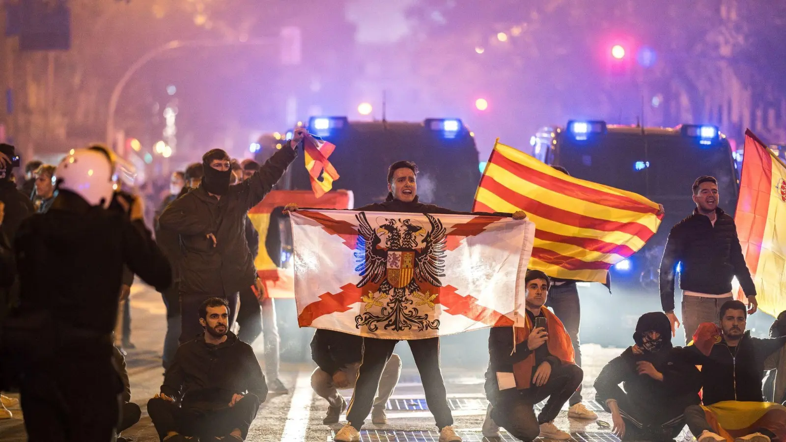 Tausende von Menschen beschimpften in den letzten Tagen Sánchez. (Foto: Diego Radamés/EUROPA PRESS/dpa)