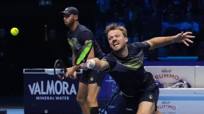 Tim Pütz (l) und Kevin Krawietz (r) haben am Samstag die Chance, ins Endspiel der ATP Finals einzuziehen. (Foto: Antonio Calanni/AP/dpa)