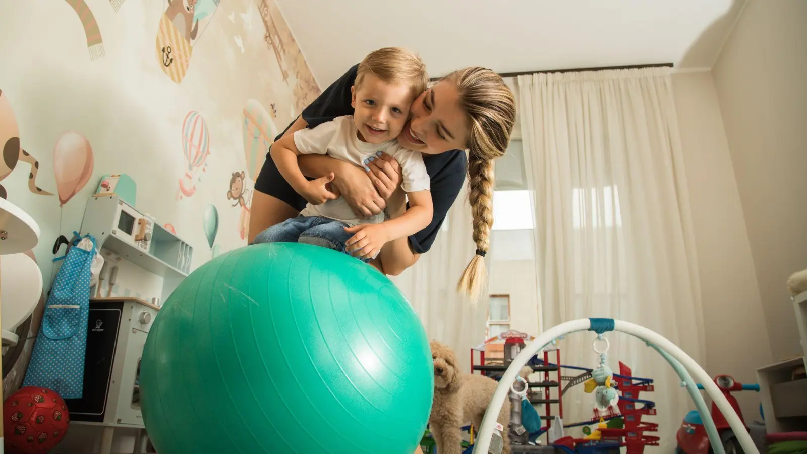 Der Arbeitgeber muss bei seiner Entscheidung über die Verteilung der Arbeitszeit auch die familiären Belange der Arbeitnehmer angemessen berücksichtigen. (Foto: Christin Klose/dpa-tmn)