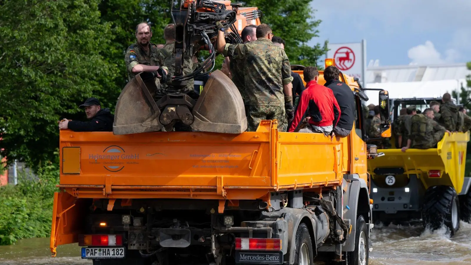 Soldaten fahren mit einem Lastwagen über eine überflutete Straße im Ortskern. (Foto: Sven Hoppe/dpa/Archivbild)