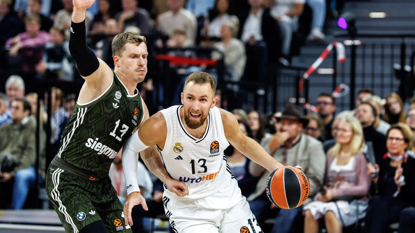 Bayern-Profi Andreas Obst (links) im Duell mit Reals Dzanan Musa. (Foto: Matthias Balk/dpa)