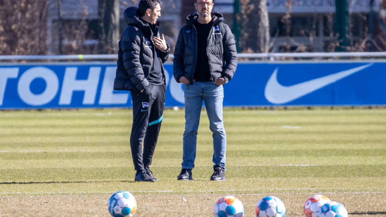 Herthas Geschäftsführer Fredi Bobic (r) stärkt Trainer Tayfun Korkut weiter den Rücken. (Foto: Andreas Gora/dpa)