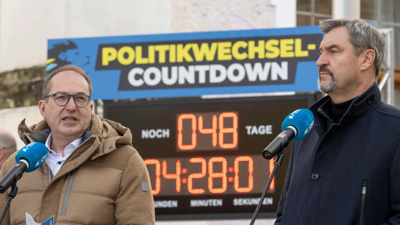 Der Countdown läuft: Die CSU setzt auf einen Regierungswechsel. (Foto: Peter Kneffel/dpa)