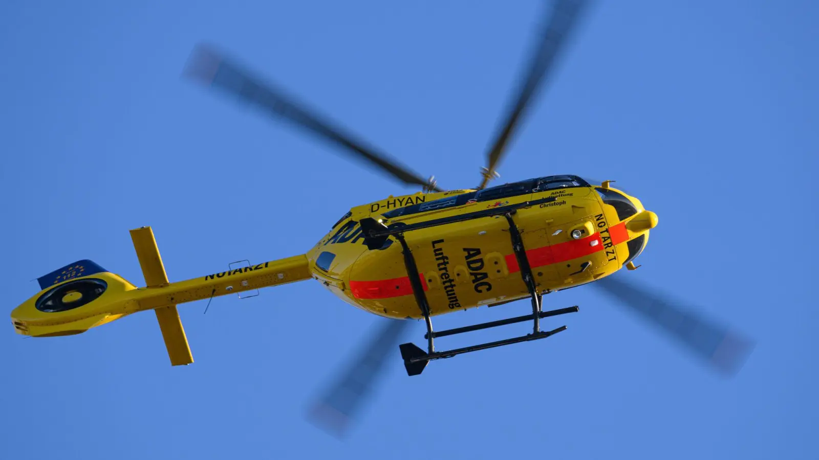 Ein Mann ist bei Arbeiten etwa acht Meter tief gefallen und hat sich schwer verletzt. (Symbolbild) (Foto: Robert Michael/dpa)