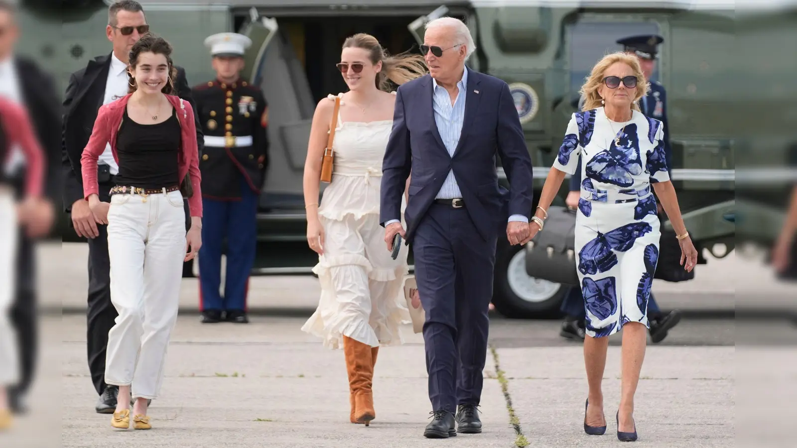 Familienreise nach Camp David: Von einem Verzicht auf die Präsidentschaftskandidatur wollen die Bidens nichts wissen. (Foto: Evan Vucci/AP/dpa)