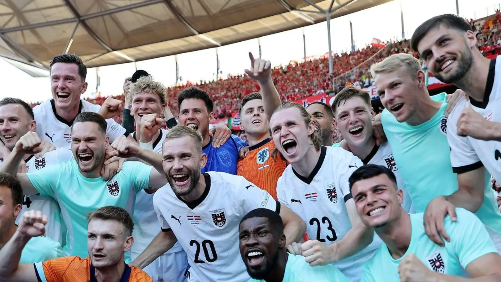 Die österreichische Fußball-Nationalmannschaft feiert in Berlin das 3:2 gegen die Niederlande. Österreich setzte sich in der EM-Vorrundengruppe D vor Frankreich, den Niederlanden und Polen als Erster durch. (Foto: Andreas Gora/dpa)