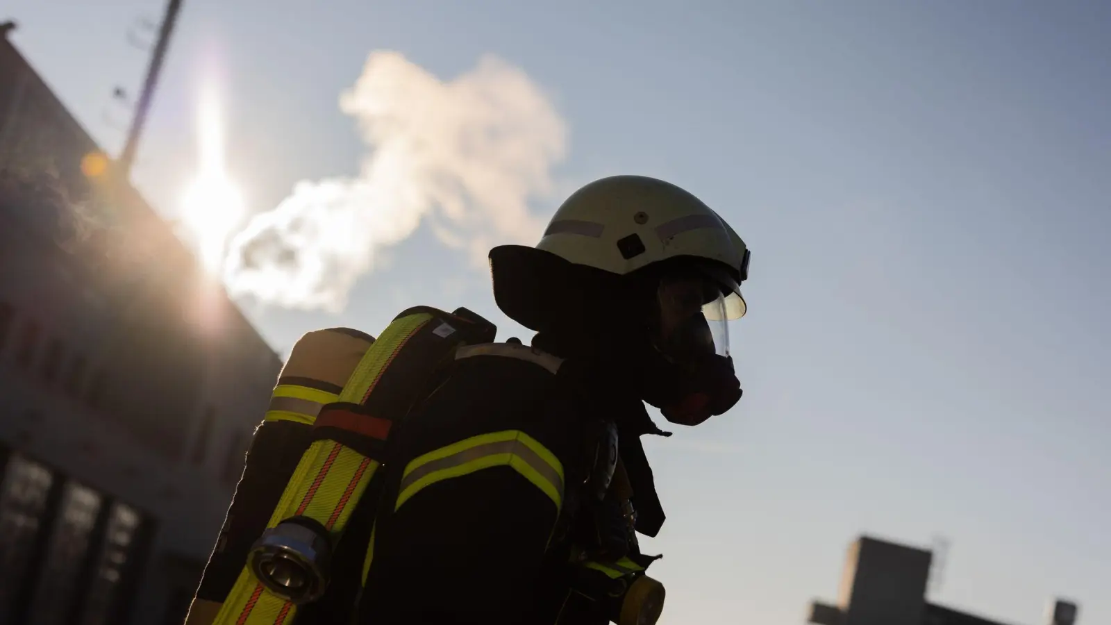 Die Nachlöscharbeiten dürften noch den ganzen Tag über andauern. (Symbolbild)  (Foto: Rolf Vennenbernd/dpa)