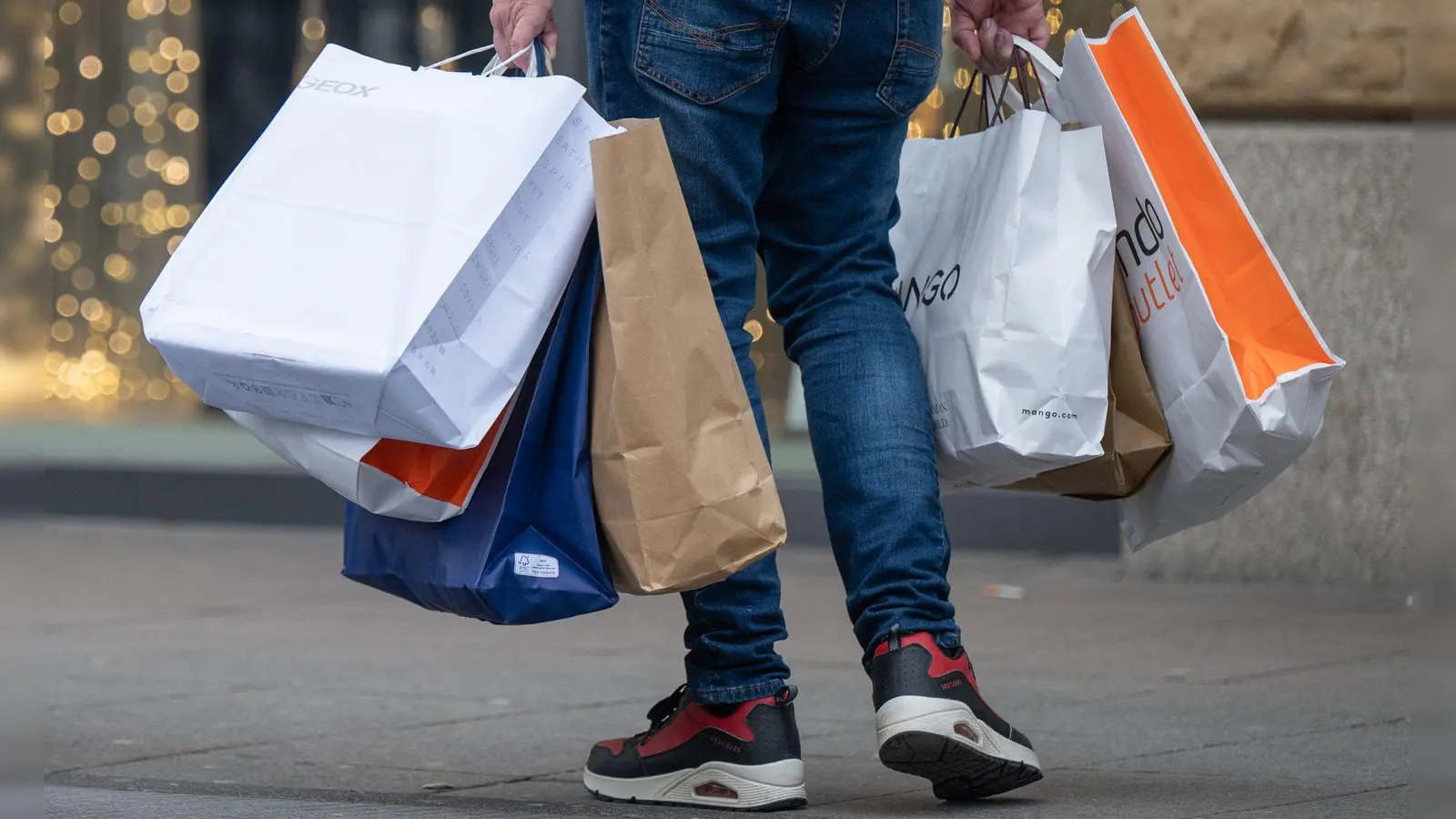 Großeinkauf vor Weihnachten: Nur eine Minderheit ist bereit, für nachhaltige Geschenke deutlich mehr zu bezahlen. (Foto: Evelyn Denich/dpa)