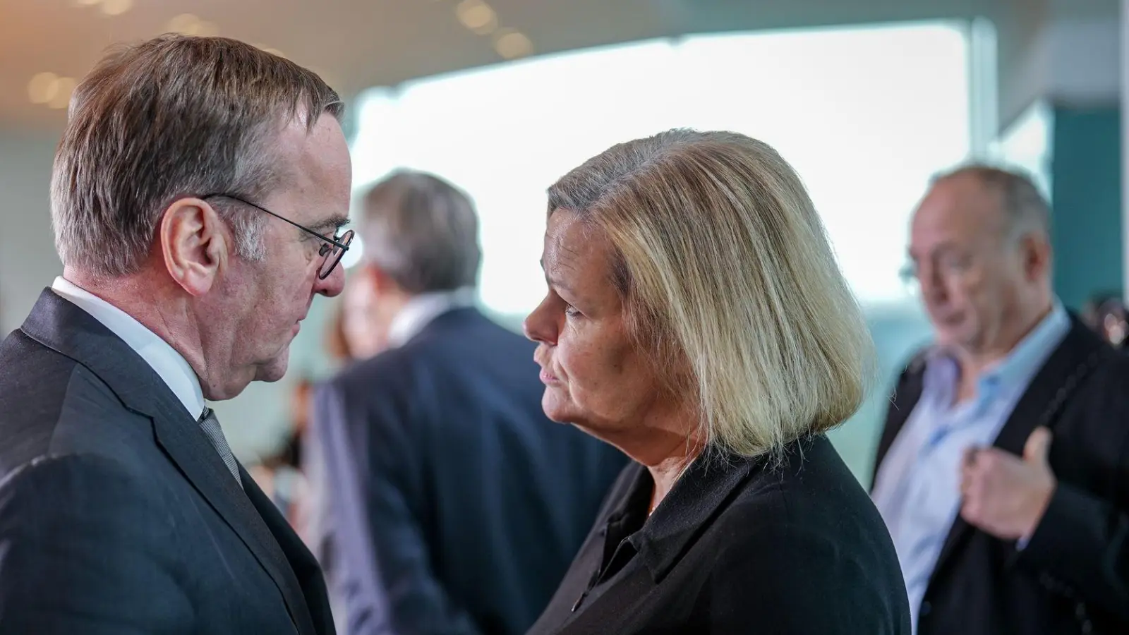 Vor Beginn der Innenministerkonferenz in Rheinsberg nimmt Bundesinnenministerin Nancy Faeser (SPD) in Berlin wahr - im Innenausschuss des Bundestages und im Kabinett. (Foto: Kay Nietfeld/dpa)