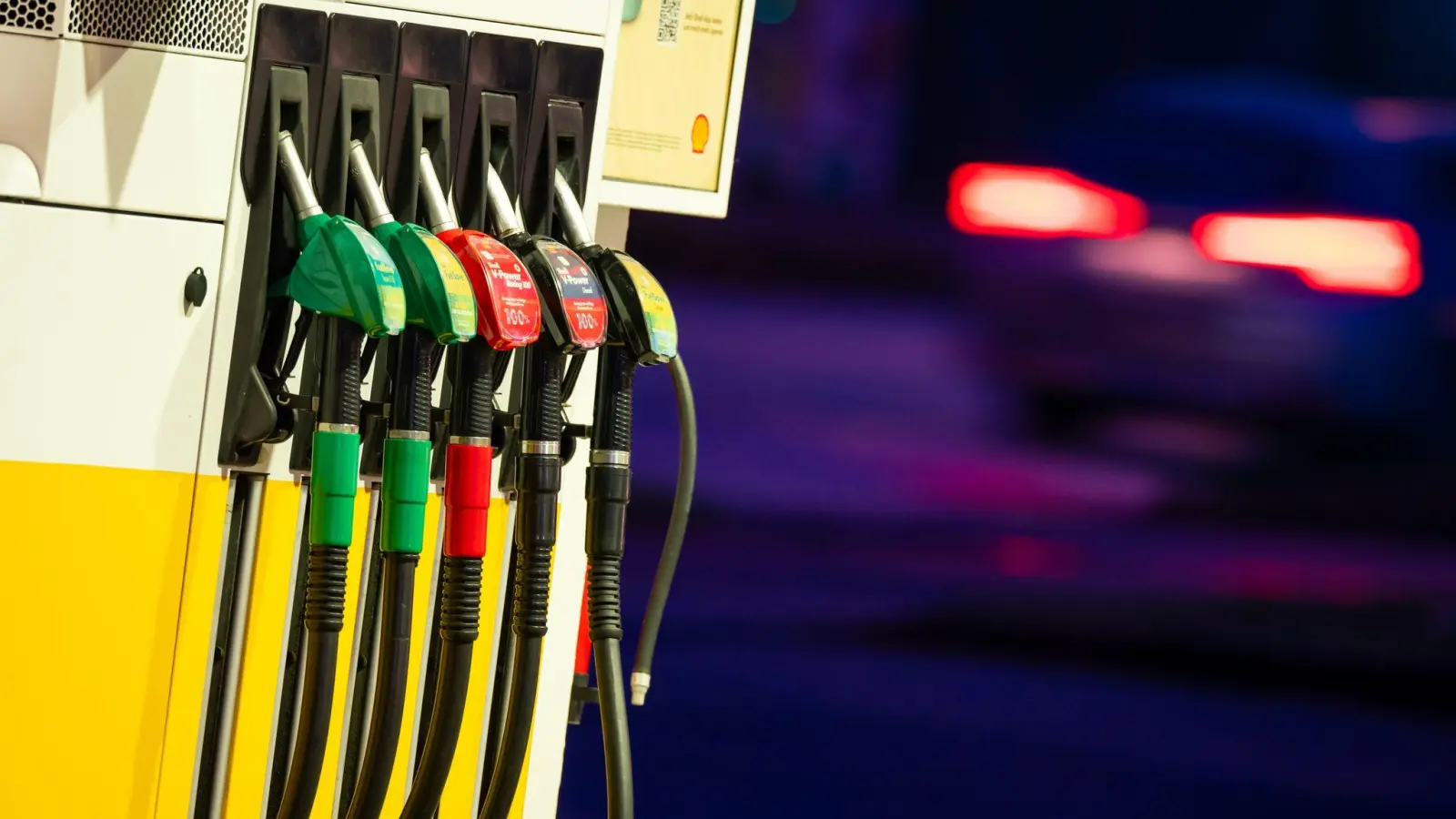 Ein Auto fährt am frühen Morgen an der Zapfsäule einer Tankstelle vorbei. (Foto: Jonas Walzberg/dpa)