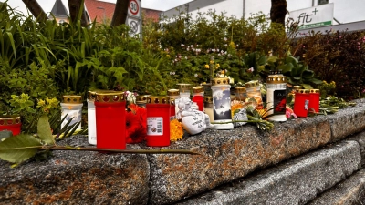 Nach dem Tod eines Obdachlosen nach einem mutmaßlichen Angriff stehen Blumen und Kerzen im Stadtzentrum von Immenstadt im Allgäu. Die Staatsanwaltschaft hat nun eine Mordanklage gegen einen jugendlichen Tatverdächtigen erhoben. (Archiv) (Foto: Lisa Hild/dpa)