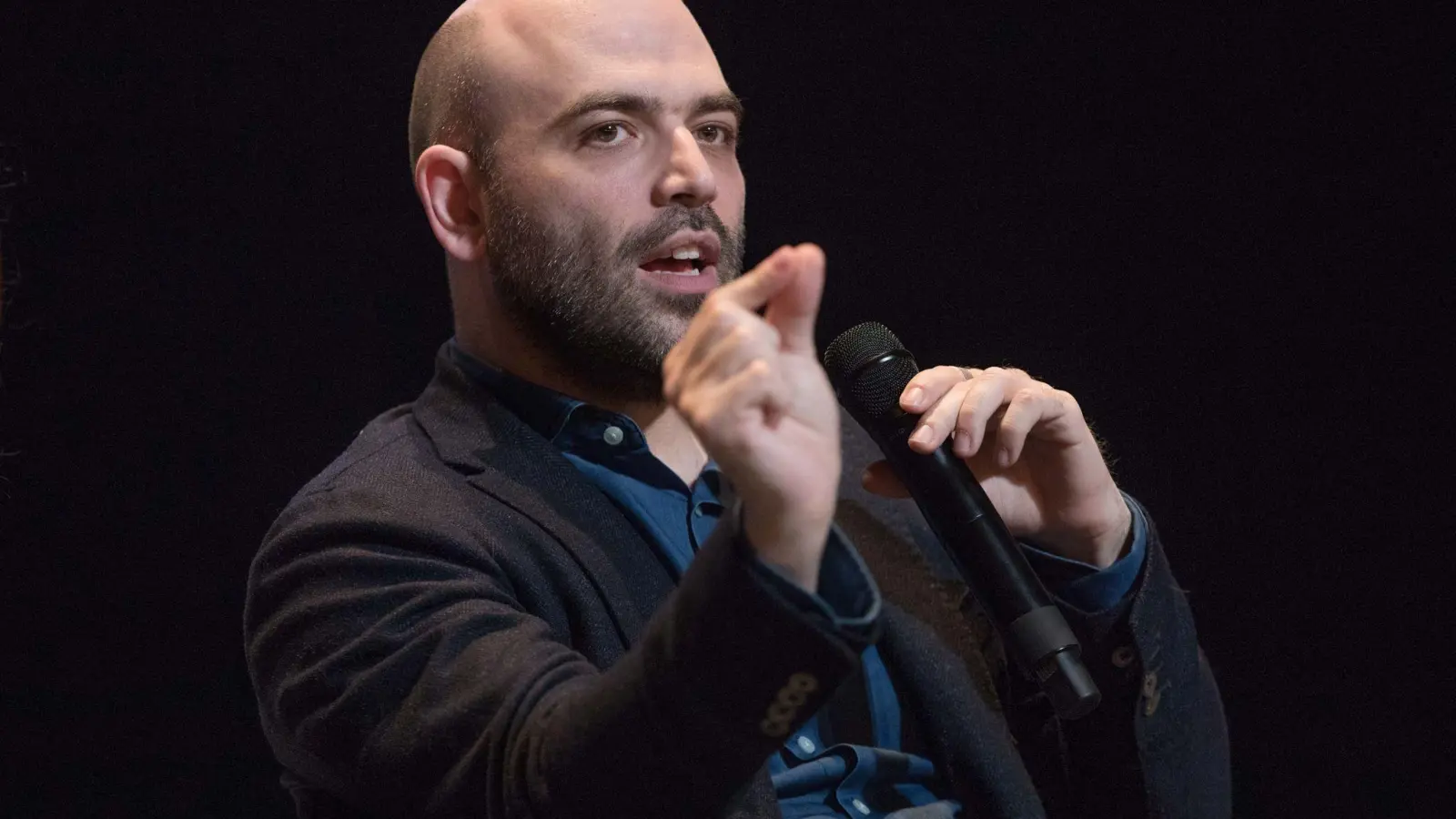 Der italienische Journalist und Schriftsteller Roberto Saviano. (Foto: Jörg Carstensen/dpa)