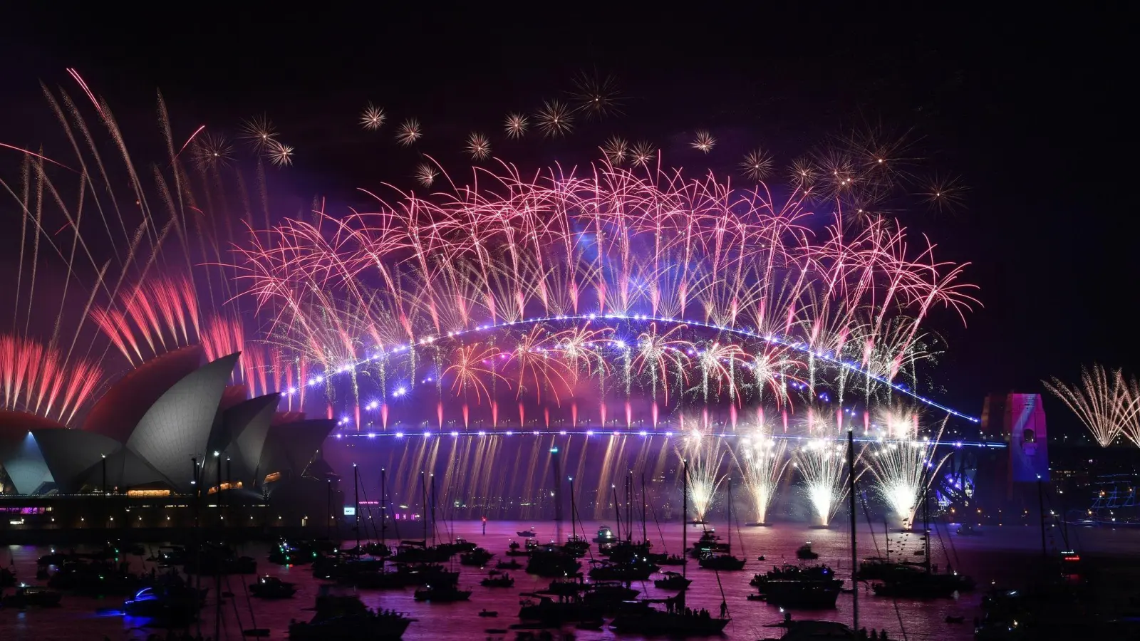 Das Mitternachtsfeuerwerk an Silvester über dem Sydney Opera House und der Sydney Harbour Bridge. (Foto: Bianca De Marchi/AAP/dpa)