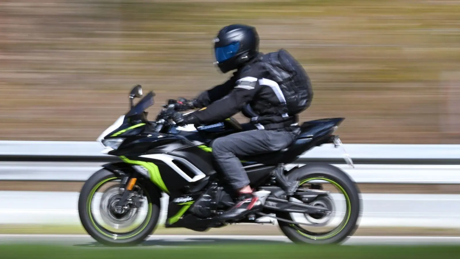 Bei einem Aufprall zweier Motorräder kam eine 49-jährige Zweiradfahrerin von der Kreisstraße bei Wattenbach im Kreis Ansbach ab. (Symbolbild: Arne Dedert/dpa)