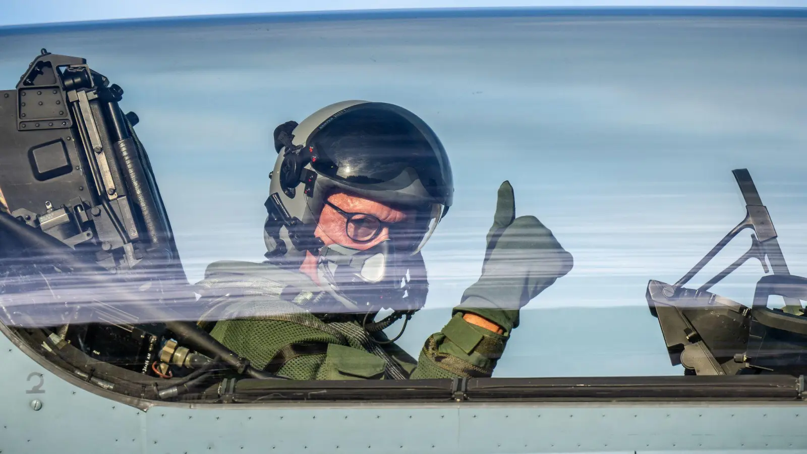 Hobbypilot Merz im Kampfjet Eurofighter - nun gibt es Kritik. (Archivbild) (Foto: Michael Kappeler/dpa)