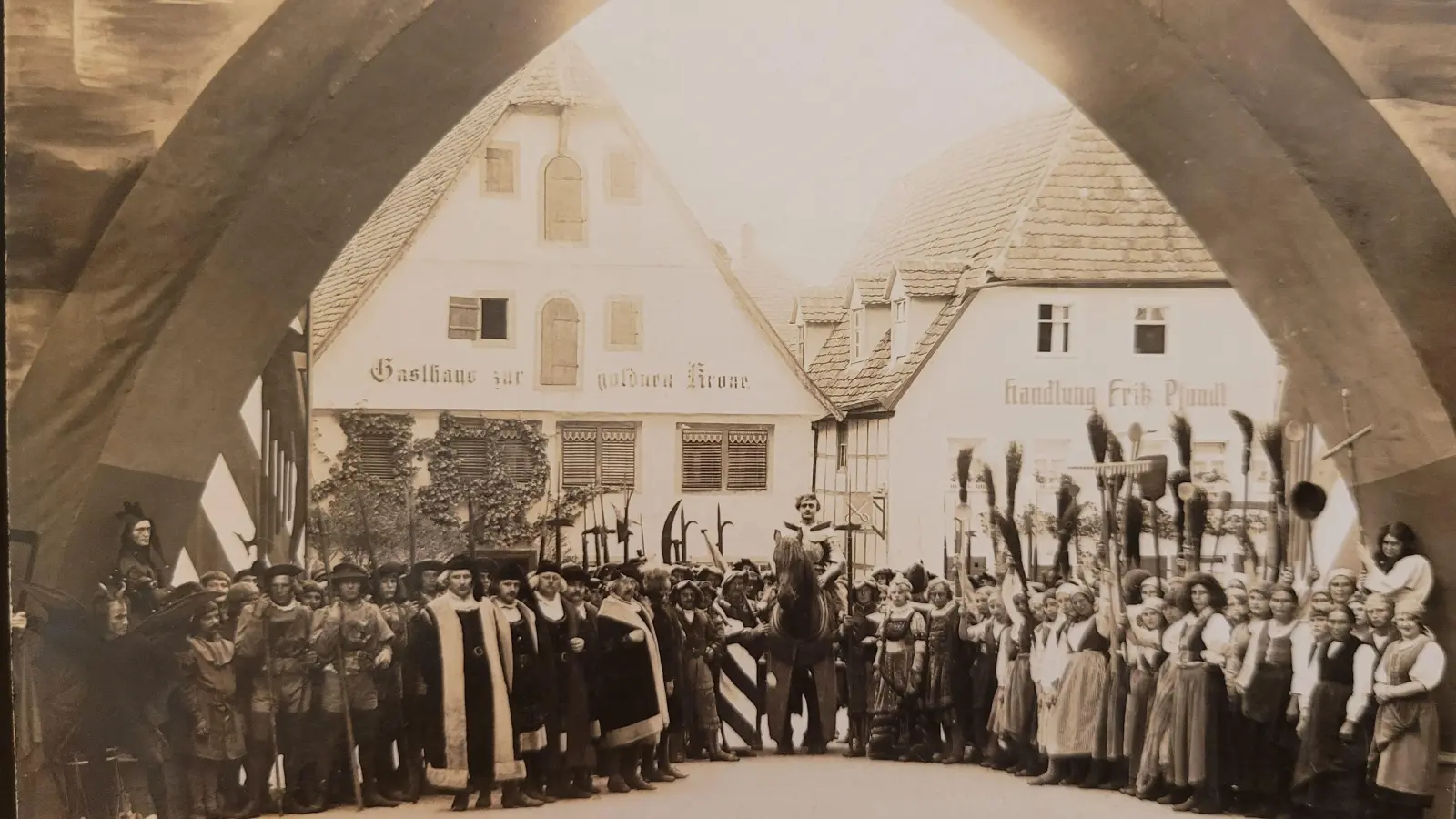 Zahlreiche Laien-Schauspieler waren notwendig, um „Rumtumtibum“ auf die Bühne zu bringen. (Foto/Repro: Nina Daebel)