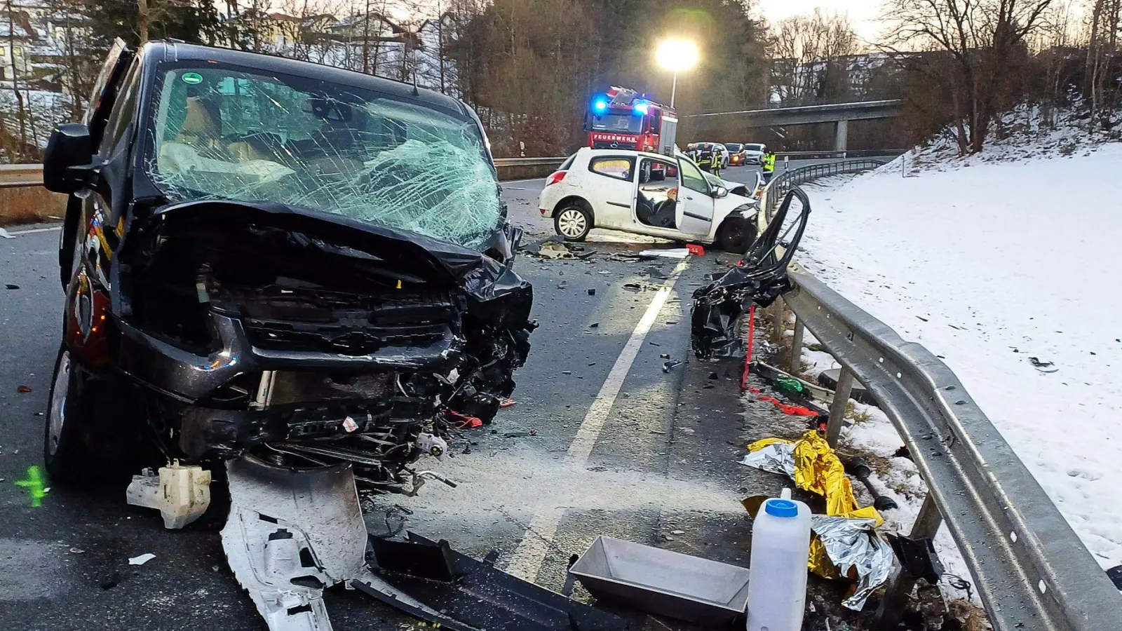 Bei einem Zusammenstoß im niederbayerischen Röhrnbach wurden eine Frau getötet und ein Mann schwer verletzt.  (Foto: Helmuth Riedl/zema-medien.de/dpa)