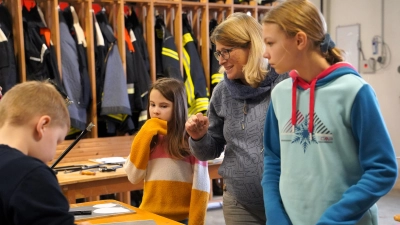 Anja Naser leitet die Kinderfeuerwehr in Insingen. Sie ist selbst seit vielen Jahren bei der Feuerwehr aktiv und will diese Begeisterung nun weitertragen. (Foto: Simone Hedler)