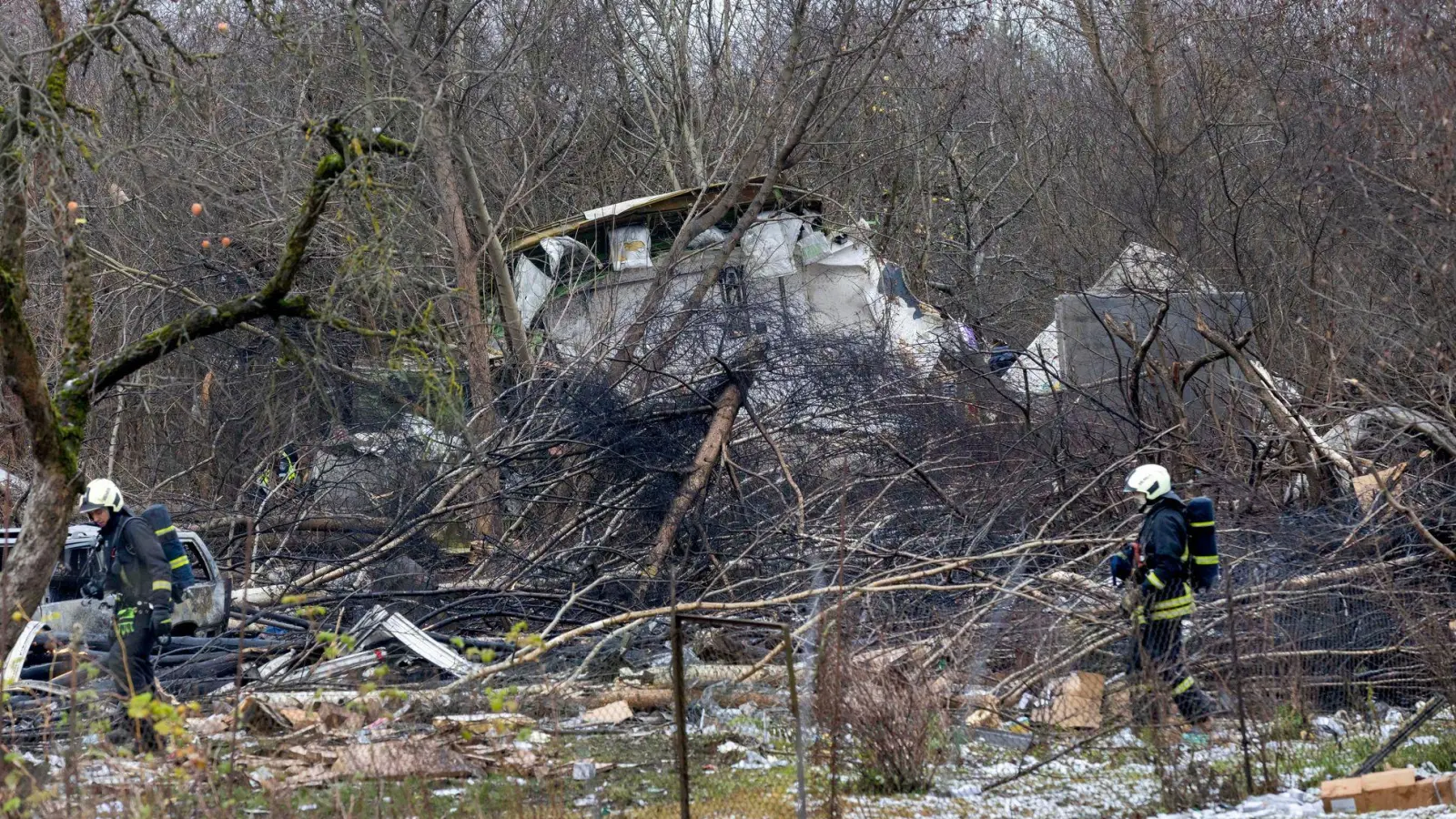 Trümmer des Frachtflugszeugs, das kurz vor dem Flughafen von Vilnius abstürzte.  (Foto: Mindaugas Kulbis/AP)