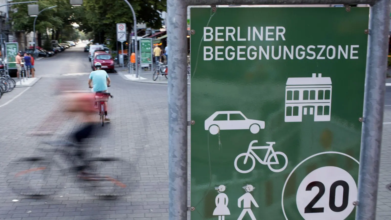 Kreuz und quer und jeder wie er will? Nein, in Begegnunszonen müssen sich alle ans Tempolimit halten - auch die Radlerinnen und Radler. (Foto: Jens Büttner/dpa-Zentralbild/dpa-tmn)