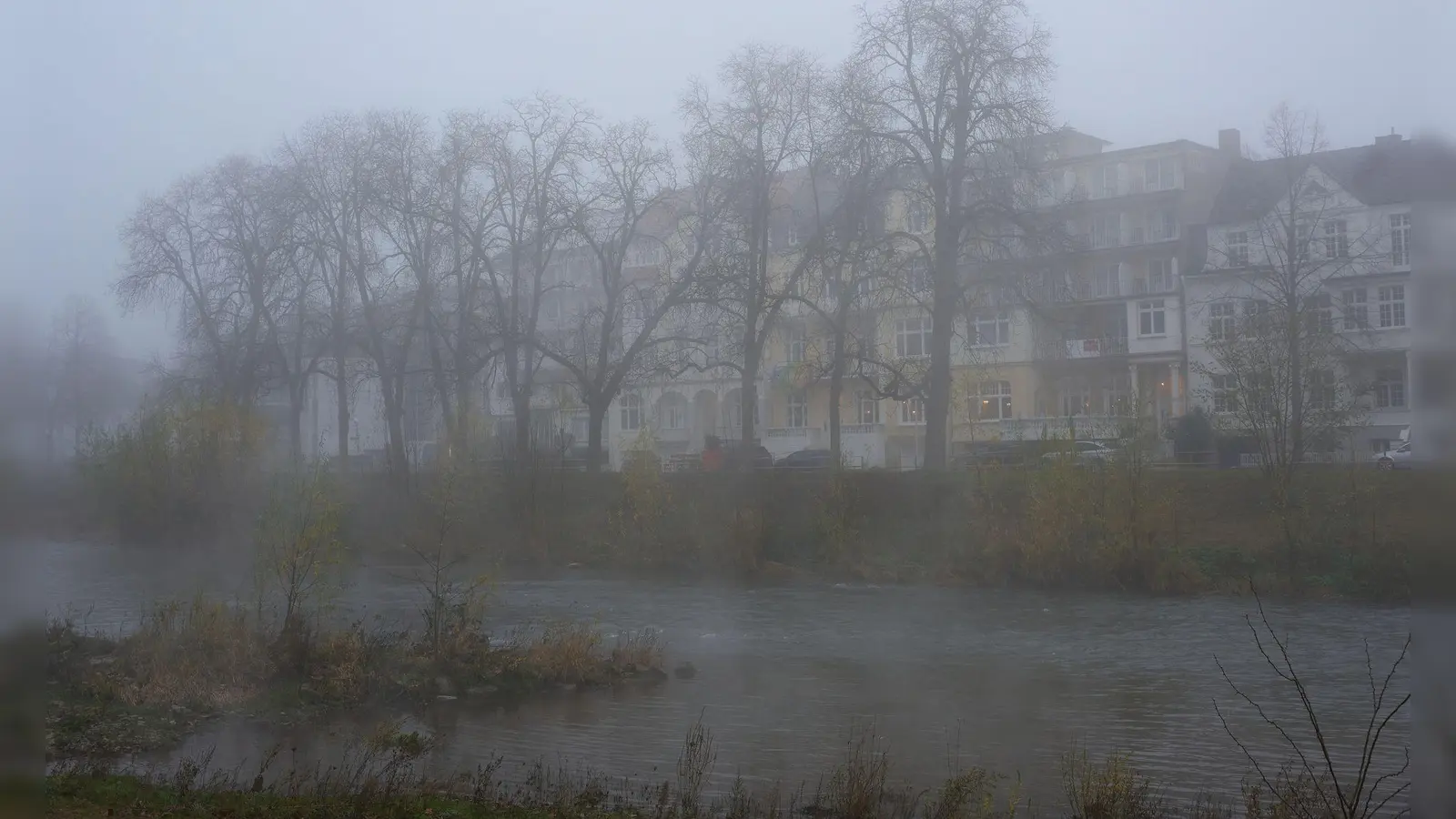 Der Nebel hält sich zäh am Wochenende (Archivbild) (Foto: Thomas Frey/dpa)