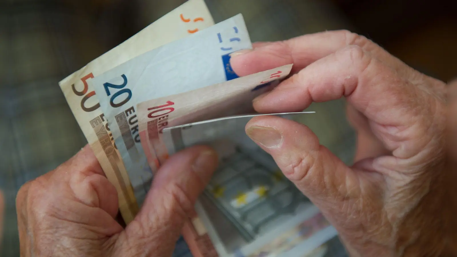 Frauen in Deutschland sind auch im Alter finanziell schlechter gestellt als Männer. (Foto: Marijan Murat/dpa)