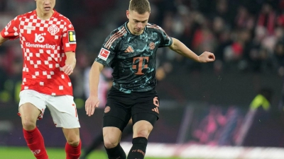 Bayern Münchens Joshua Kimmich (r) zeigte sich dem 1:2 beim FSV Mainz 05 unzufrieden. (Foto: Thomas Frey/dpa)