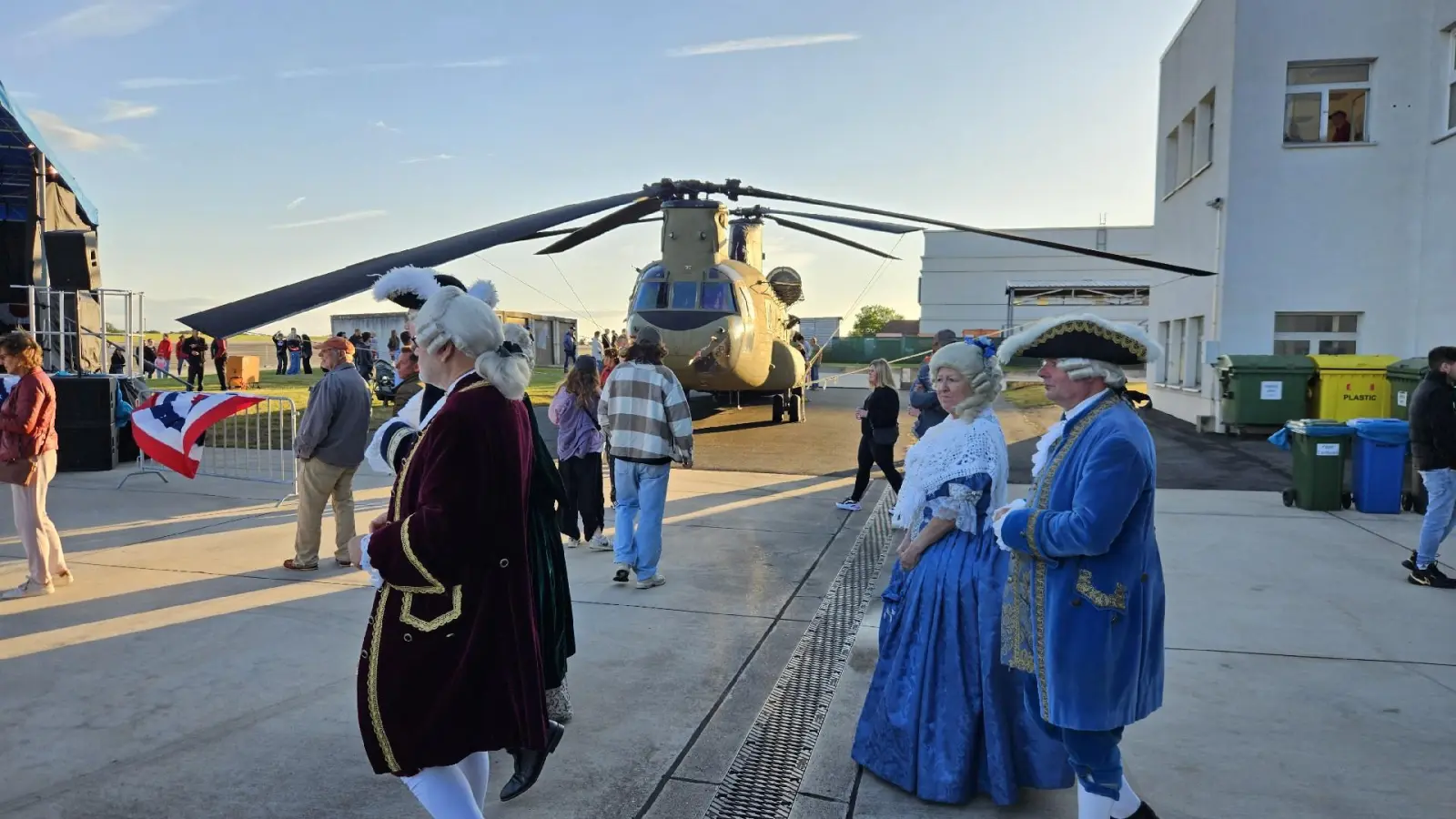 Historiengruppe trifft Hubschrauber: Möglich am Independence Day in Ansbach-Katterbach. (Foto: Wolfgang Grebenhof)