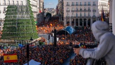 Menschenmengen versammeln sich in Madrid auf der zentralen Puerta del Sol während einer Demonstration der konservativen spanischen Volkspartei gegen die geplante Amnestie für alle von der Justiz zwischen 2012 und 2023 verfolgten „Catalanistas“. (Foto: Joan Mateu Parra/AP/dpa)