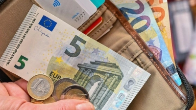 Menschen können sich für einen Euro weniger leisten. (Foto: Patrick Pleul/dpa)