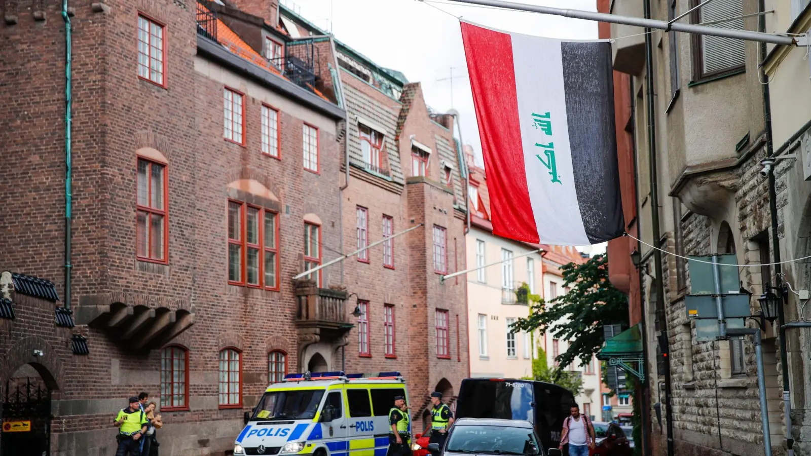 Polizeieinsatz vor der irakischen Botschaft in Stockholm am 20. Juli: Es stand eine Protestaktion bevor, bei der ein Koran und eine irakische Flagge verbrannt werden sollten. (Foto: Caisa Rasmussen/TT/TT NEWS AGENCY/AP/dpa)