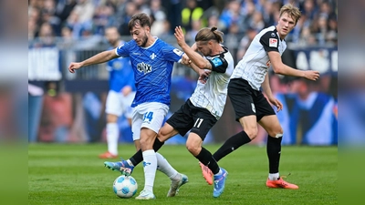 Darmstadts Killian Julian Corredor (l) und Ulms Dennis Chessa kämpfen um den Ball. (Foto: Uwe Anspach/dpa)