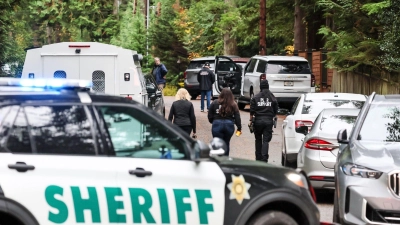 Die Polizei war mit einem Großaufgebot am Tatort in Fall City. (Foto: Kevin Clark/The Seattle Times/AP)