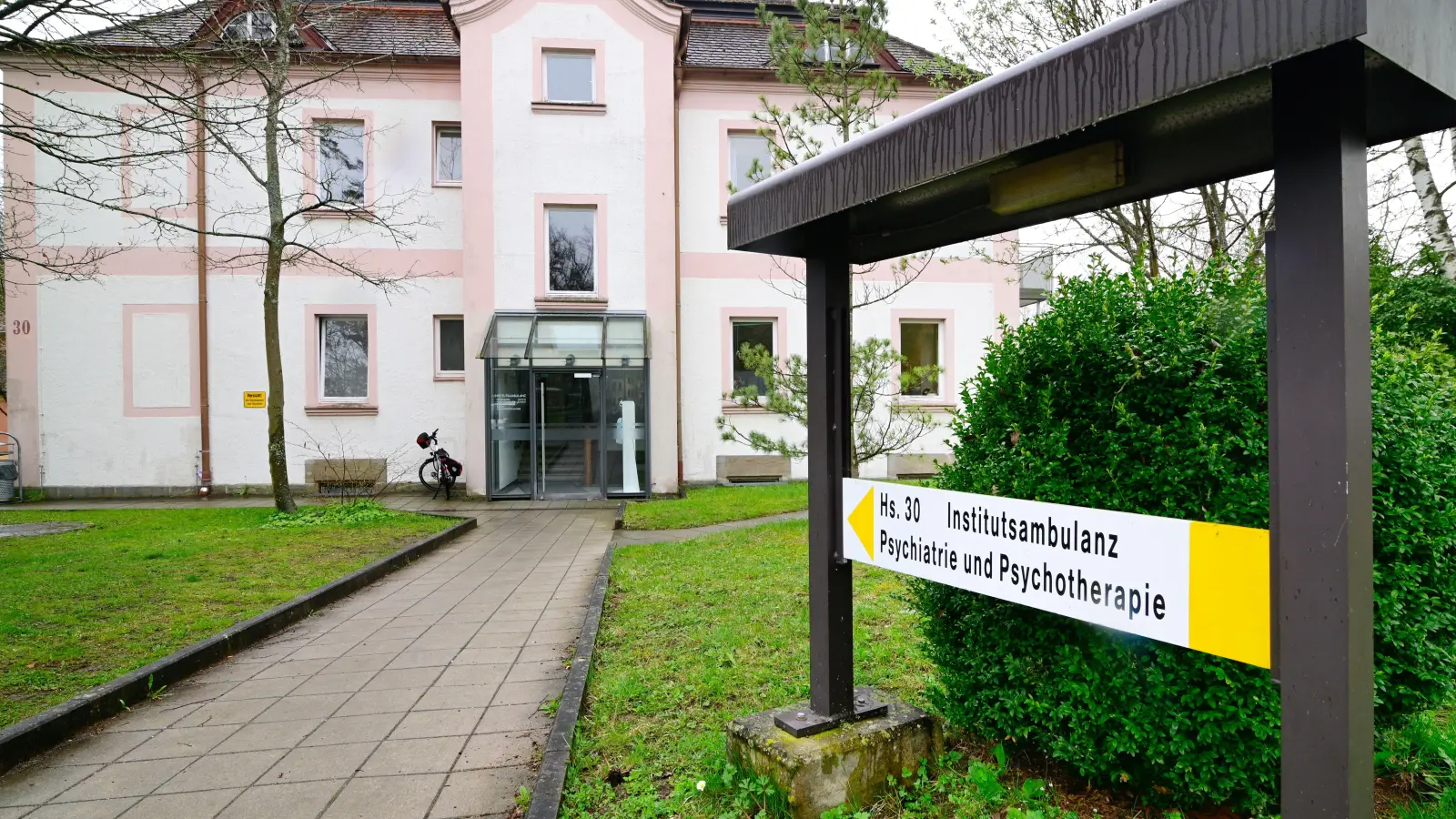 Die psychiatrische Institutsambulanz am Bezirksklinikum Ansbach ist stark gefragt.  (Foto: Jim Albright)