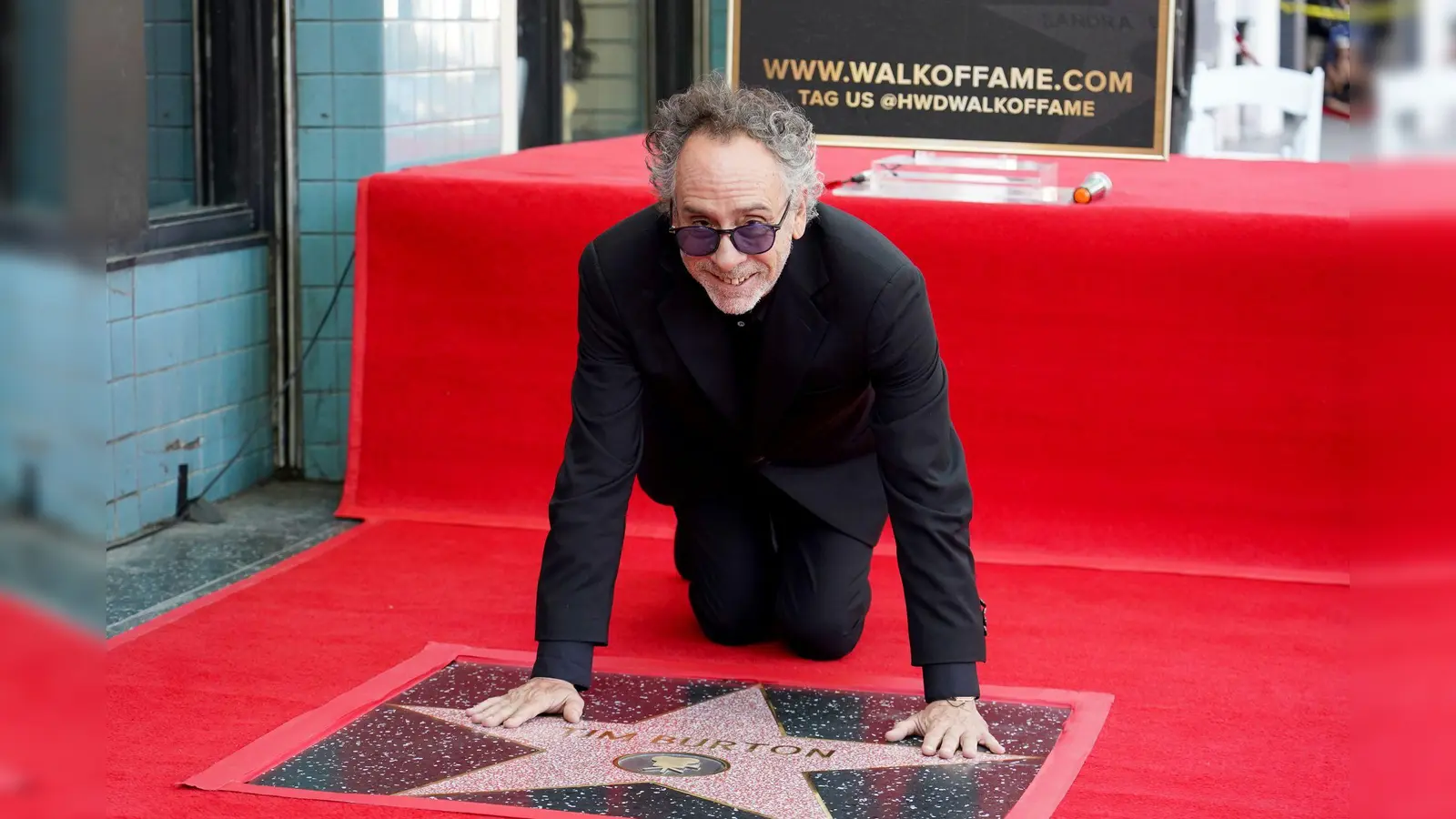 Regisseur Tim Burton ist nun in Hollywood verewigt (Foto: Jordan Strauss/Invision/AP)