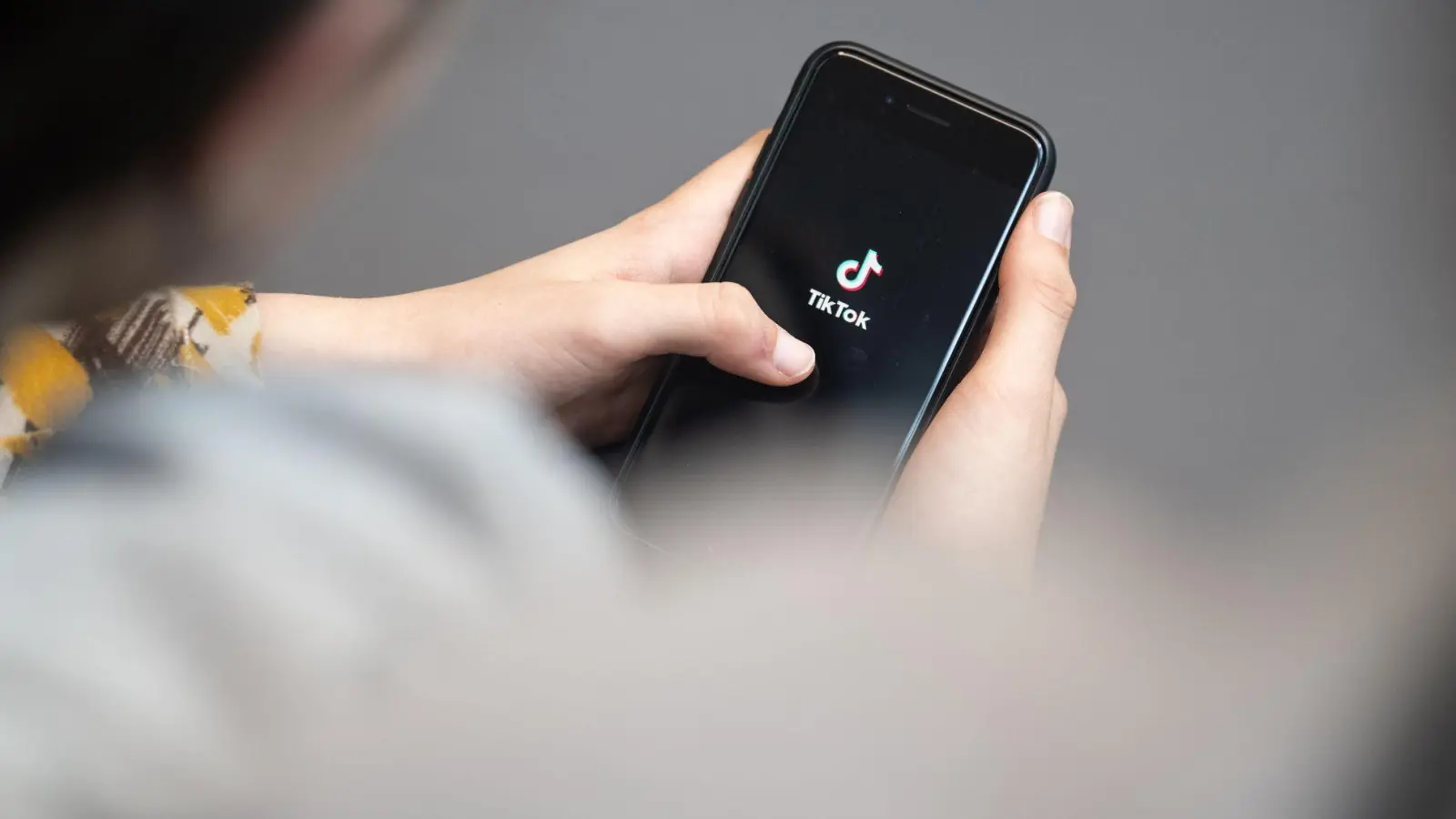 Bisher darf Bayerns Landeszentrale für politische Bildung nicht auf TikTok gegen FAke News vorgehen - das muss sich aber ändern, findet zumindest die CSU. (Symbolbild)  (Foto: Hannes P Albert/dpa)