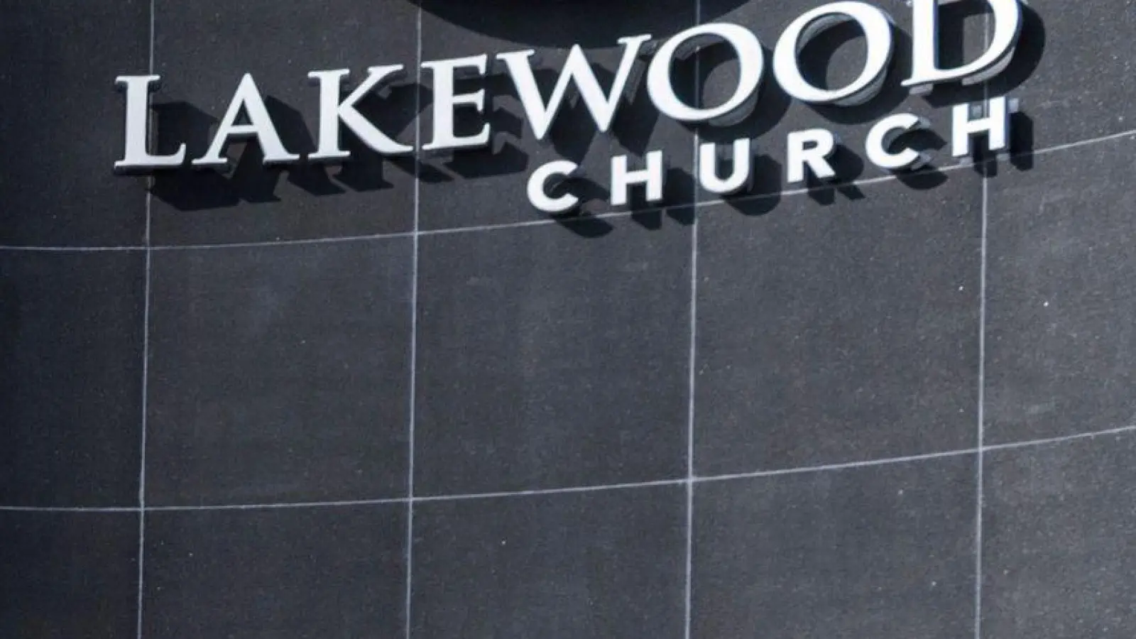 Bei der Kirche handelt es sich um die Lakewood Church des protestantischen Celebrity-Predigers Joel Osteen. (Foto: Kirk Sides/Houston Chronicle/AP/dpa)