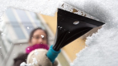 Wer kratzen muss, nimmt am besten einen Eiskratzer aus Kunststoff. Ein selbst gemachtes Essig-Wasser-Gemisch soll diese lästige Aufgabe aber leichter machen. (Foto: Bodo Marks/dpa-tmn)