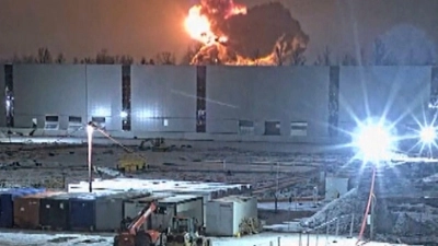 Noch ist unklar, weshalb die Frachtmaschine bei Vilnius abgestürzt ist. (Foto: Teltonika company/AP/dpa)