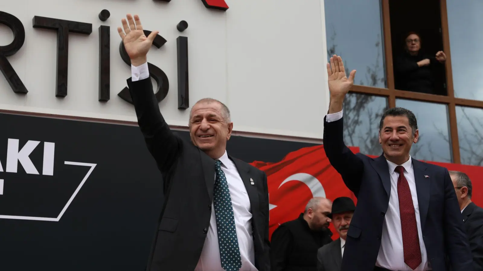 Ümit Özdag (links) während einer Wahlveranstaltung 2023. (Archivbild) (Foto: Burhan Ozbilici/AP)