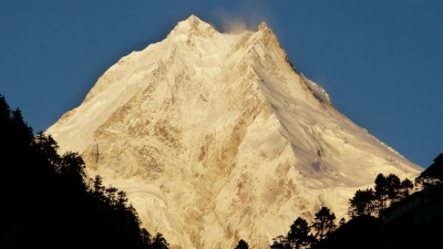 Der Mount Manaslu im Himalaya, einer der höchsten Berge der Welt, aufgenommen in der Morgensonne. (Foto: Florian Sanktjohanser/dpa-tmn/dpa)