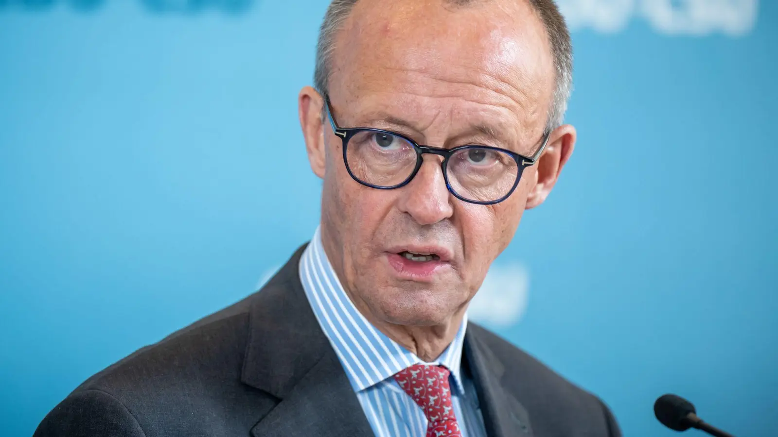 Ein Gleichgewicht zwischen Männern und Frauen im Bundeskabinett hat laut Friedrich Merz zu „krassen Fehlbesetzungen“ geführt. (Archivbild) (Foto: Michael Kappeler/dpa)