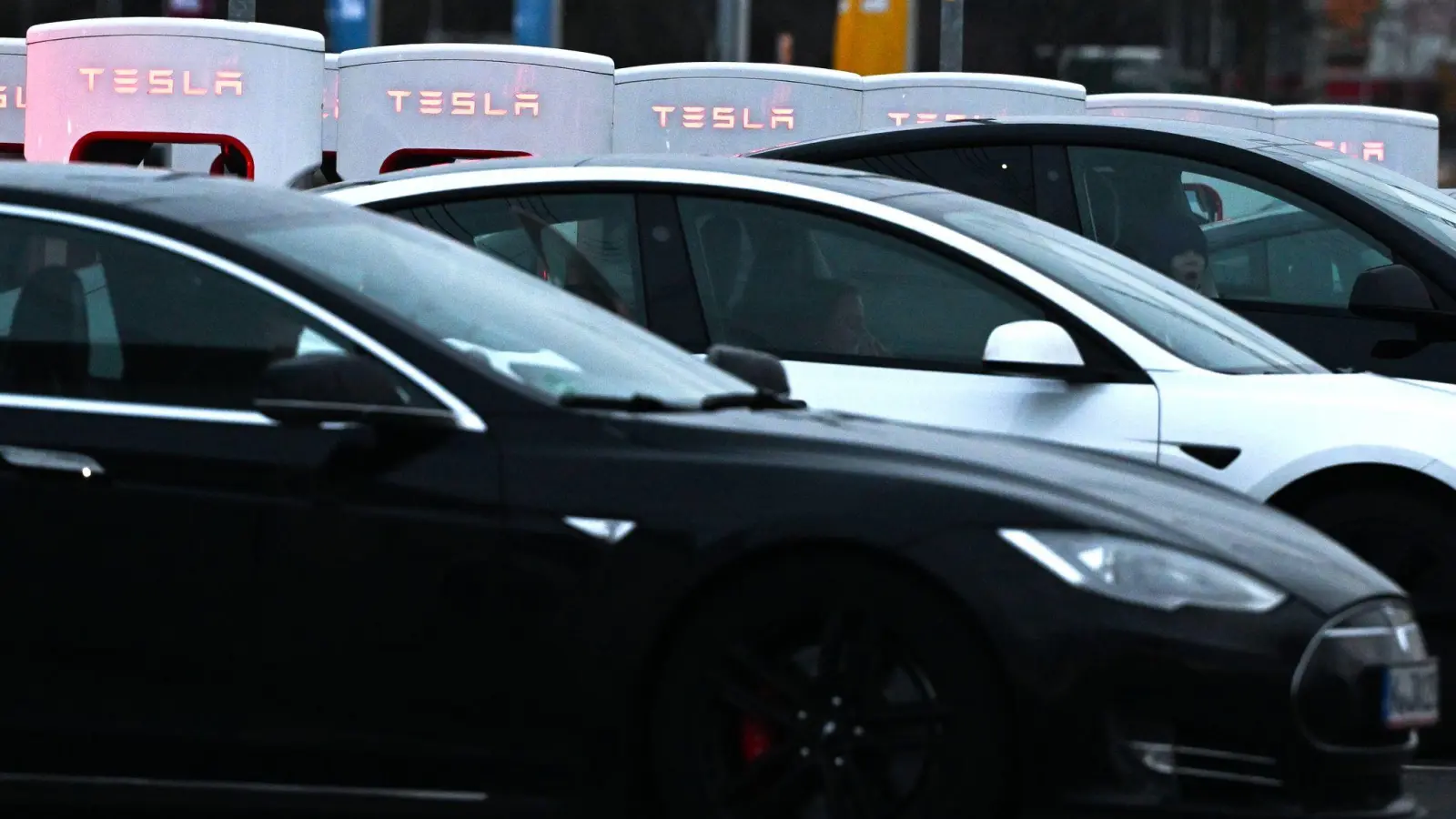 Einzelne Unternehmen in Deutschland wollen künftig auf neue Tesla-Autos verzichten - aufgrund der politischen Positionierung von Tesla-Boss Musk. (Foto: Federico Gambarini/dpa)