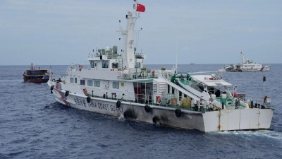 China und die Philippinen haben nicht zum ersten Mal Ärger: Ein Schiff der chinesischen Küstenwache versucht hier im August, einem philippinischen Versorgungsschiff (l) den Weg zu versperren. (Foto: Aaron Favila/AP)