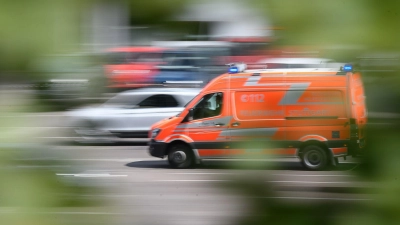 Der Autofahrer wurde vom Rettungswagen mit lebensgefährlichen Verletzungen in eine Klinik gebracht. (Symbolbild) (Foto: Sebastian Gollnow/dpa)