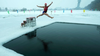 Mutig ins Eis: Yu Xiaofeng taucht im gefrorenen Songhua (Foto: Andy Wong/AP/dpa)