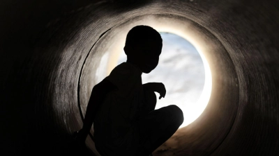 Raus aus dem Loch: Eltern können ihrem Kind helfen, eine depressive Erkrankung zu überwinden. (Foto: Arne Dedert/dpa/dpa-tmn)