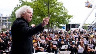 Instrumentalunterricht als Luxusgut? Das darf nicht sein, findet Stardirigent Simon Rattle.  (Foto: Sven Hoppe/dpa)