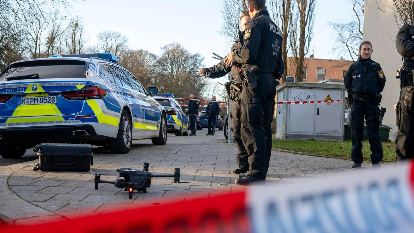 Die Polizei hat den mutmaßlichen Tatort abgesperrt.  (Foto: Peter Kneffel/dpa)